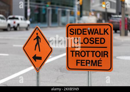 Panneau de trottoir fermé sur la route au centre-ville d'Ottawa, Canada. Banque D'Images