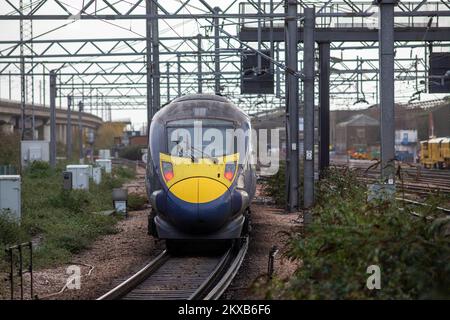 La gare internationale d'Ashford est une gare ferroviaire nationale située à Ashford, dans le Kent, en Angleterre. Il relie plusieurs lignes de chemin de fer, y compris High Speed 1 et la South Eastern main Line. Les services sont exploités par le Sud-est et le Sud. La gare a ouvert en 1842 sous le nom d'Ashford par le South Eastern Railway (SER) comme terminus temporaire de la ligne de Londres à Douvres via Croydon. Les connexions à Folkestone, Canterbury et Hastings ont ouvert en dix ans. Il a été rebaptisé Ashford (Kent) en 1923. Banque D'Images