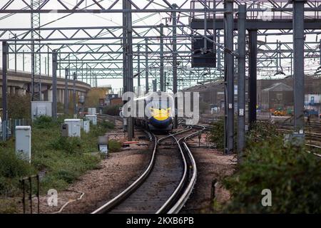 La gare internationale d'Ashford est une gare ferroviaire nationale située à Ashford, dans le Kent, en Angleterre. Il relie plusieurs lignes de chemin de fer, y compris High Speed 1 et la South Eastern main Line. Les services sont exploités par le Sud-est et le Sud. La gare a ouvert en 1842 sous le nom d'Ashford par le South Eastern Railway (SER) comme terminus temporaire de la ligne de Londres à Douvres via Croydon. Les connexions à Folkestone, Canterbury et Hastings ont ouvert en dix ans. Il a été rebaptisé Ashford (Kent) en 1923. Banque D'Images