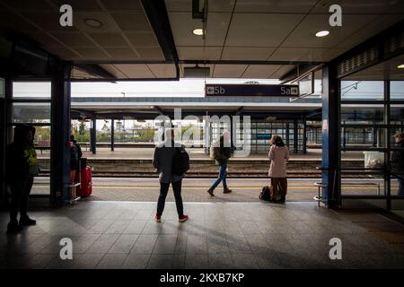 La gare internationale d'Ashford est une gare ferroviaire nationale située à Ashford, dans le Kent, en Angleterre. Il relie plusieurs lignes de chemin de fer, y compris High Speed 1 et la South Eastern main Line. Les services sont exploités par le Sud-est et le Sud. La gare a ouvert en 1842 sous le nom d'Ashford par le South Eastern Railway (SER) comme terminus temporaire de la ligne de Londres à Douvres via Croydon. Les connexions à Folkestone, Canterbury et Hastings ont ouvert en dix ans. Il a été rebaptisé Ashford (Kent) en 1923. Banque D'Images