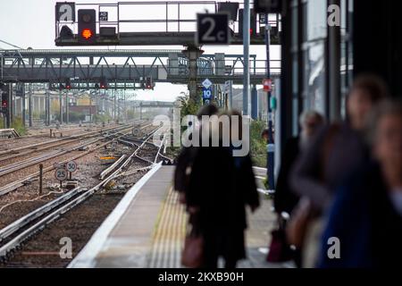 La gare internationale d'Ashford est une gare ferroviaire nationale située à Ashford, dans le Kent, en Angleterre. Il relie plusieurs lignes de chemin de fer, y compris High Speed 1 et la South Eastern main Line. Les services sont exploités par le Sud-est et le Sud. La gare a ouvert en 1842 sous le nom d'Ashford par le South Eastern Railway (SER) comme terminus temporaire de la ligne de Londres à Douvres via Croydon. Les connexions à Folkestone, Canterbury et Hastings ont ouvert en dix ans. Il a été rebaptisé Ashford (Kent) en 1923. Banque D'Images