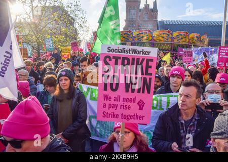 Londres, Royaume-Uni. 30th novembre 2022. Des milliers de personnes se sont rassemblées à l'extérieur de la gare de King's Cross pour un rassemblement à l'appui des grèves universitaires. L'UCU (University and College Union) a organisé la plus grande sortie par le personnel universitaire et universitaire du Royaume-Uni à ce jour, dans un conflit sur les salaires, les pensions et les conditions de travail. Credit: Vuk Valcic/Alamy Live News Banque D'Images