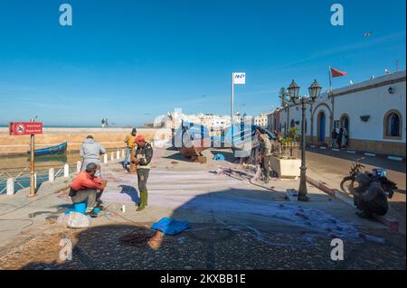Les pêcheurs réparent des filets - Essaouira, Maroc Banque D'Images