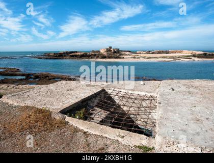 Vue sur l'île de Mogador depuis le mur de la ville d'Essaouira, au Maroc Banque D'Images