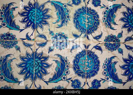 Seamless pattern white Turkish tiles with blue ornaments. Old surface texture, wall in mosque Banque D'Images