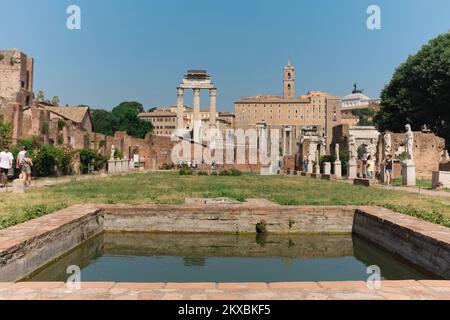 Rome, Italie - étang dans la cour de la Maison des Vestales. Ruines antiques du Forum romain. Célèbre site historique au pied du Mont Palatin. Banque D'Images