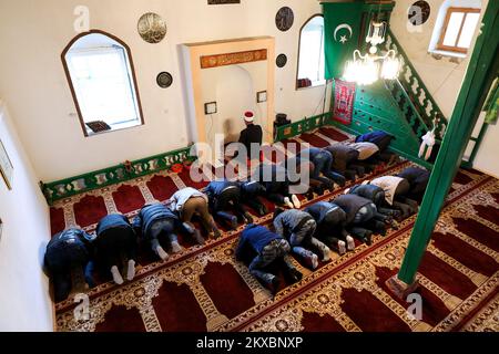 04.06.2019., Lukomir, Bosna i Hercegovina - dans le plus haut village bosniaque de Lukomir, les musulmans ont accueilli les vacances de Ramadan Bayram. Après un long hiver, les habitants de Lukomir sont retournés dans leur village pour accueillir les plus grandes vacances musulmanes. Le village se compose d'environ 50 maisons où vivent environ 20 familles. La mosquée du village a été construite en 1969. Ce village, situé sur les pentes du mont Bjelasnica, à environ 50 kilomètres de la capitale Sarajevo. Photo: Armin Durgut/PIXSELL Banque D'Images