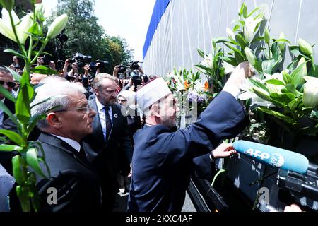 09.07.2019., Sarajevo, Bosnie-Herzégovine - Un camion transportant les restes de 33 victimes nouvellement identifiées du génocide de Srebrenica est passé lundi dans la capitale sur son chemin vers le Centre commémoratif de Srebrenica où ils seront posés pour reposer sur 11 juillet. Elle était attendue par le président turc Recep Tayyip Erdogan, les responsables bosniaques et Herzégovine, les familles des victimes et les citoyens. Photo: Armin Durgut/PIXSELL Banque D'Images