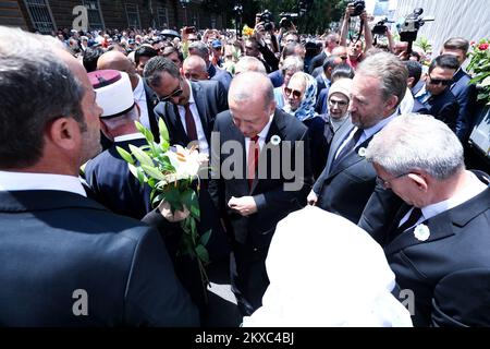 09.07.2019., Sarajevo, Bosnie-Herzégovine - Un camion transportant les restes de 33 victimes nouvellement identifiées du génocide de Srebrenica est passé lundi dans la capitale sur son chemin vers le Centre commémoratif de Srebrenica où ils seront posés pour reposer sur 11 juillet. Elle était attendue par le président turc Recep Tayyip Erdogan, les responsables bosniaques et Herzégovine, les familles des victimes et les citoyens. Photo: Armin Durgut/PIXSELL Banque D'Images