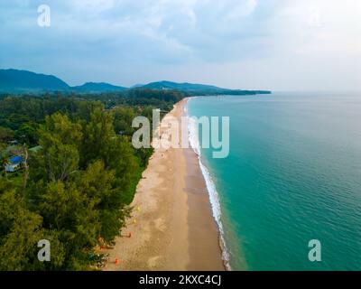 Vue aérienne sur la plage tropicale de l'île de Ko Lanta, Thaïlande. Vue sur la côte de la célèbre destination cible. Eau turquoise pure et sable blanc. Banque D'Images