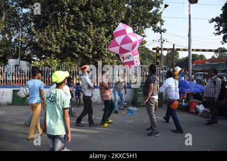 Non exclusif: 30 novembre 2022, Kolkata, Inde: Un groupe volontaire organise la campagne de prévention contre le SIDA tout en tenant la bande rouge à la rive de Banque D'Images