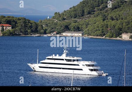 24.07.2019., Croatie, vis - la ville de vis est située dans une grande baie protégée (baie de St. Juraj) sur le côté nord-est de l'île de vis, face à Hvar et Dalmatie continentale. Le quai de vis est situé dans la plus profonde crique de la partie sud-ouest du golfe, qui est protégé d'une mer ouverte par une petite île d'hôte et une péninsule de Prirovo. Il y a aussi de plus petits ancrages Kut et Stonca dans la baie. Photo: Dalibor Urukalovic/PIXSELL Banque D'Images