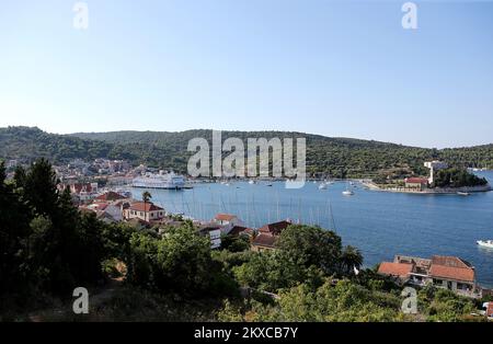 24.07.2019., Croatie, vis - la ville de vis est située dans une grande baie protégée (baie de St. Juraj) sur le côté nord-est de l'île de vis, face à Hvar et Dalmatie continentale. Le quai de vis est situé dans la plus profonde crique de la partie sud-ouest du golfe, qui est protégé d'une mer ouverte par une petite île d'hôte et une péninsule de Prirovo. Il y a aussi de plus petits ancrages Kut et Stonca dans la baie. Photo: Dalibor Urukalovic/PIXSELL Banque D'Images