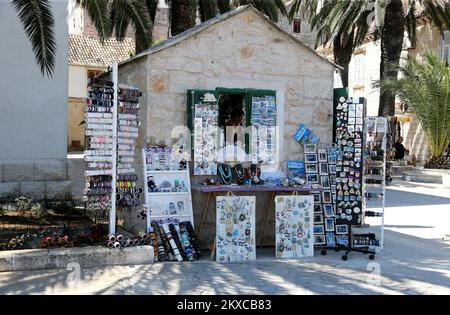 24.07.2019., Croatie, vis - la ville de vis est située dans une grande baie protégée (baie de St. Juraj) sur le côté nord-est de l'île de vis, face à Hvar et Dalmatie continentale. Le quai de vis est situé dans la plus profonde crique de la partie sud-ouest du golfe, qui est protégé d'une mer ouverte par une petite île d'hôte et une péninsule de Prirovo. Il y a aussi de plus petits ancrages Kut et Stonca dans la baie. Photo: Dalibor Urukalovic/PIXSELL Banque D'Images