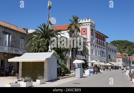 24.07.2019., Croatie, vis - la ville de vis est située dans une grande baie protégée (baie de St. Juraj) sur le côté nord-est de l'île de vis, face à Hvar et Dalmatie continentale. Le quai de vis est situé dans la plus profonde crique de la partie sud-ouest du golfe, qui est protégé d'une mer ouverte par une petite île d'hôte et une péninsule de Prirovo. Il y a aussi de plus petits ancrages Kut et Stonca dans la baie. Photo: Dalibor Urukalovic/PIXSELL Banque D'Images