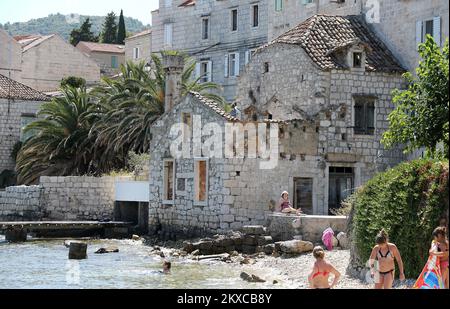 24.07.2019., Croatie, vis - la ville de vis est située dans une grande baie protégée (baie de St. Juraj) sur le côté nord-est de l'île de vis, face à Hvar et Dalmatie continentale. Le quai de vis est situé dans la plus profonde crique de la partie sud-ouest du golfe, qui est protégé d'une mer ouverte par une petite île d'hôte et une péninsule de Prirovo. Il y a aussi de plus petits ancrages Kut et Stonca dans la baie. Photo: Dalibor Urukalovic/PIXSELL Banque D'Images