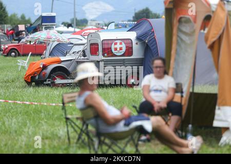 29.07.2019., Samobor, Croatie - la ville croate de Samobor, juste à l'ouest de Zagreb, accueillera demain la rencontre 23rd des amoureux de la voiture française Citroën 2CV. Environ 3 000 de ces véhicules d'époque et quelque 8 000 personnes venant de toute l'Europe et d'autres continents sont attendus à la réunion de 30 juillet à 4 août. La réunion est organisée par le Croate 2CV Citroen Club, basé à Samobor photo: Luka Stanzl/PIXSELL Banque D'Images