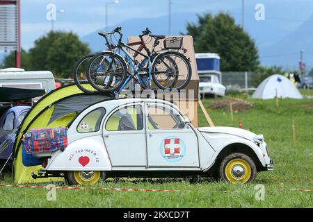 29.07.2019., Samobor, Croatie - la ville croate de Samobor, juste à l'ouest de Zagreb, accueillera demain la rencontre 23rd des amoureux de la voiture française Citroën 2CV. Environ 3 000 de ces véhicules d'époque et quelque 8 000 personnes venant de toute l'Europe et d'autres continents sont attendus à la réunion de 30 juillet à 4 août. La réunion est organisée par le Croate 2CV Citroen Club, basé à Samobor photo: Luka Stanzl/PIXSELL Banque D'Images