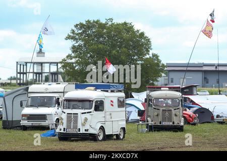 29.07.2019., Samobor, Croatie - la ville croate de Samobor, juste à l'ouest de Zagreb, accueillera demain la rencontre 23rd des amoureux de la voiture française Citroën 2CV. Environ 3 000 de ces véhicules d'époque et quelque 8 000 personnes venant de toute l'Europe et d'autres continents sont attendus à la réunion de 30 juillet à 4 août. La réunion est organisée par le Croate 2CV Citroen Club, basé à Samobor photo: Luka Stanzl/PIXSELL Banque D'Images