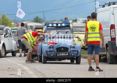 29.07.2019., Samobor, Croatie - la ville croate de Samobor, juste à l'ouest de Zagreb, accueillera demain la rencontre 23rd des amoureux de la voiture française Citroën 2CV. Environ 3 000 de ces véhicules d'époque et quelque 8 000 personnes venant de toute l'Europe et d'autres continents sont attendus à la réunion de 30 juillet à 4 août. La réunion est organisée par le Croate 2CV Citroen Club, basé à Samobor photo: Luka Stanzl/PIXSELL Banque D'Images