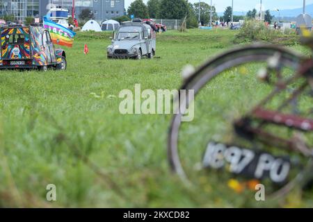 29.07.2019., Samobor, Croatie - la ville croate de Samobor, juste à l'ouest de Zagreb, accueillera demain la rencontre 23rd des amoureux de la voiture française Citroën 2CV. Environ 3 000 de ces véhicules d'époque et quelque 8 000 personnes venant de toute l'Europe et d'autres continents sont attendus à la réunion de 30 juillet à 4 août. La réunion est organisée par le Croate 2CV Citroen Club, basé à Samobor photo: Luka Stanzl/PIXSELL Banque D'Images