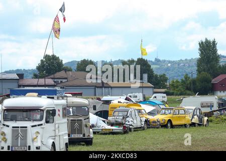 29.07.2019., Samobor, Croatie - la ville croate de Samobor, juste à l'ouest de Zagreb, accueillera demain la rencontre 23rd des amoureux de la voiture française Citroën 2CV. Environ 3 000 de ces véhicules d'époque et quelque 8 000 personnes venant de toute l'Europe et d'autres continents sont attendus à la réunion de 30 juillet à 4 août. La réunion est organisée par le Croate 2CV Citroen Club, basé à Samobor photo: Luka Stanzl/PIXSELL Banque D'Images