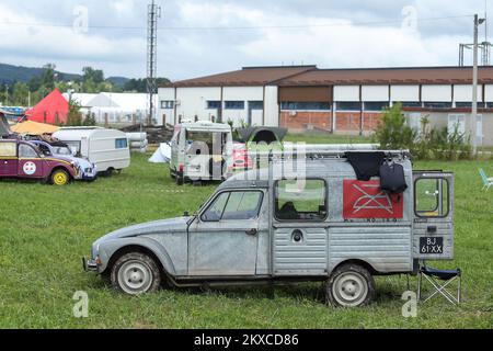 29.07.2019., Samobor, Croatie - la ville croate de Samobor, juste à l'ouest de Zagreb, accueillera demain la rencontre 23rd des amoureux de la voiture française Citroën 2CV. Environ 3 000 de ces véhicules d'époque et quelque 8 000 personnes venant de toute l'Europe et d'autres continents sont attendus à la réunion de 30 juillet à 4 août. La réunion est organisée par le Croate 2CV Citroen Club, basé à Samobor photo: Luka Stanzl/PIXSELL Banque D'Images