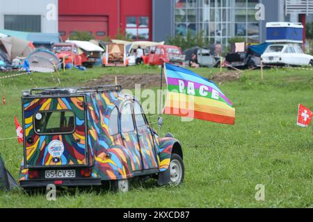 29.07.2019., Samobor, Croatie - la ville croate de Samobor, juste à l'ouest de Zagreb, accueillera demain la rencontre 23rd des amoureux de la voiture française Citroën 2CV. Environ 3 000 de ces véhicules d'époque et quelque 8 000 personnes venant de toute l'Europe et d'autres continents sont attendus à la réunion de 30 juillet à 4 août. La réunion est organisée par le Croate 2CV Citroen Club, basé à Samobor photo: Luka Stanzl/PIXSELL Banque D'Images