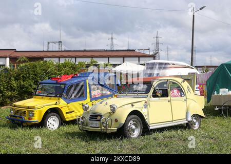 29.07.2019., Samobor, Croatie - la ville croate de Samobor, juste à l'ouest de Zagreb, accueillera demain la rencontre 23rd des amoureux de la voiture française Citroën 2CV. Environ 3 000 de ces véhicules d'époque et quelque 8 000 personnes venant de toute l'Europe et d'autres continents sont attendus à la réunion de 30 juillet à 4 août. La réunion est organisée par le Croate 2CV Citroen Club, basé à Samobor photo: Luka Stanzl/PIXSELL Banque D'Images