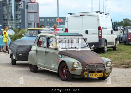 29.07.2019., Samobor, Croatie - la ville croate de Samobor, juste à l'ouest de Zagreb, accueillera demain la rencontre 23rd des amoureux de la voiture française Citroën 2CV. Environ 3 000 de ces véhicules d'époque et quelque 8 000 personnes venant de toute l'Europe et d'autres continents sont attendus à la réunion de 30 juillet à 4 août. La réunion est organisée par le Croate 2CV Citroen Club, basé à Samobor photo: Luka Stanzl/PIXSELL Banque D'Images