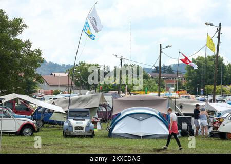 29.07.2019., Samobor, Croatie - la ville croate de Samobor, juste à l'ouest de Zagreb, accueillera demain la rencontre 23rd des amoureux de la voiture française Citroën 2CV. Environ 3 000 de ces véhicules d'époque et quelque 8 000 personnes venant de toute l'Europe et d'autres continents sont attendus à la réunion de 30 juillet à 4 août. La réunion est organisée par le Croate 2CV Citroen Club, basé à Samobor photo: Luka Stanzl/PIXSELL Banque D'Images