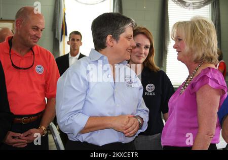 Tornado - Ringgold, Géorgie , Janet Napolitano, secrétaire du DHS de 8 mai 2011, rencontre des résidents de Ringgold à la première église baptiste lors de sa visite dans la région ravagée par la tornade. Tom Stufano (à gauche), Chef d'état-major de la catastrophe de Géorgie, et Gracia Szczech (à droite), Coordinatrice fédérale de la FEMA. Judith Grafe/FEMA photo. Géorgie tempêtes sévères, tornades, vents en ligne droite et inondations associées. Photographies relatives aux programmes, aux activités et aux fonctionnaires de gestion des catastrophes et des situations d'urgence Banque D'Images