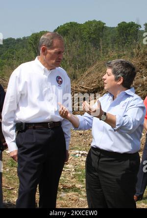 Tornado - Ringgold, Géorgie , Janet Napolitano, secrétaire du DHS de 8 mai 2011, s'est arrêtée dans la vallée Cherokee, en Géorgie , Près de Ringgold, pour voir la destruction de la tornade 27 avril 2011. Elle a rencontré des résidents qui ont vécu l'événement tragique. Elle a été accompagnée par Charley English, directrice de l'Agence de gestion des urgences de Géorgie. Judith Grafe/FEMA photo. Géorgie tempêtes sévères, tornades, vents en ligne droite et inondations associées. Photographies relatives aux programmes, aux activités et aux fonctionnaires de gestion des catastrophes et des situations d'urgence Banque D'Images