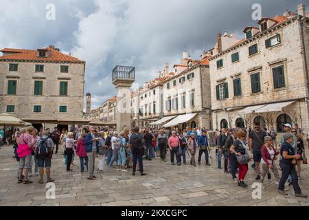 PHOTO 19.09.2017, Dubrovnik, Croatie - foules de touristes dans la vieille ville de Dubrovnik en Croatie. Photo: Grgo Jelavic/PIXSELL Dubrovnik en Croatie et Palma de Majorque en Espagne reçoivent quotidiennement des milliers de passagers de navires de croisière internationaux, mais la plupart de ses citoyens luttent pour faire face à ce que la plupart de ses citoyens considèrent comme un excès de nombre de touristes, ainsi que la pollution de l'air produite par les navires de croisière. À partir de cette année, la destination de croisière la plus souhaitable non seulement en Croatie mais en Méditerranée, un maximum de deux navires de croisière transportant pas plus de 5 000 passagers au total sera autorisé à Banque D'Images