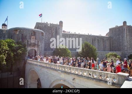 PHOTO DU FICHIER 18.09.2018., Dubrovnik, Croatie - foules de touristes dans la vieille ville de Dubrovnik en Croatie. Photo: Grgo Jelavic/PIXSELL Dubrovnik en Croatie et Palma de Majorque en Espagne reçoivent quotidiennement des milliers de passagers de navires de croisière internationaux, mais la plupart de ses citoyens luttent pour faire face à ce que la plupart de ses citoyens considèrent comme un excès de nombre de touristes, ainsi que la pollution de l'air produite par les navires de croisière. À partir de cette année, la destination de croisière la plus souhaitable non seulement en Croatie mais en Méditerranée, un maximum de deux navires de croisière transportant pas plus de 5 000 passagers au total sera autorisé Banque D'Images