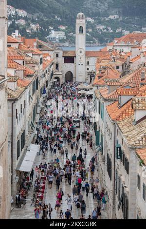 PHOTO DU FICHIER 03.05.2018., Dubrovnik, Croatie - foules de touristes dans la vieille ville de Dubrovnik en Croatie. Photo: Grgo Jelavic/PIXSELL Dubrovnik en Croatie et Palma de Majorque en Espagne reçoivent quotidiennement des milliers de passagers de navires de croisière internationaux, mais la plupart de ses citoyens luttent pour faire face à ce que la plupart de ses citoyens considèrent comme un excès de nombre de touristes, ainsi que la pollution de l'air produite par les navires de croisière. À partir de cette année, la destination de croisière la plus souhaitable non seulement en Croatie mais en Méditerranée, un maximum de deux navires de croisière transportant pas plus de 5 000 passagers au total sera autorisé Banque D'Images