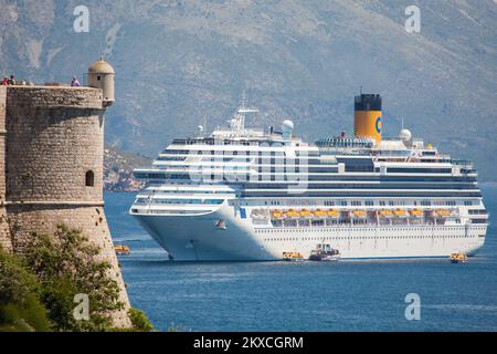 PHOTO 09.05.2012., Dubrovnik, Croatie - Cruiser Costa Fascinosa lors de son premier voyage. Photo: Grgo Jelavic/PIXSELL Dubrovnik en Croatie et Palma de Majorque en Espagne reçoivent quotidiennement des milliers de passagers de navires de croisière internationaux, mais la plupart de ses citoyens luttent pour faire face à ce que la plupart de ses citoyens considèrent comme un excès de nombre de touristes, ainsi que la pollution de l'air produite par les navires de croisière. À partir de cette année, la destination de croisière la plus prisée non seulement en Croatie mais en Méditerranée, un maximum de deux navires de croisière transportant pas plus de 5 000 passagers au total sera autorisé à accoster à Dubro Banque D'Images