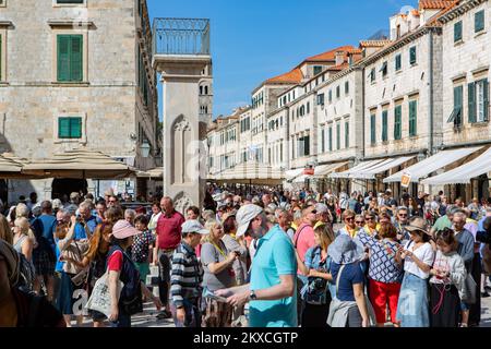 PHOTO DU FICHIER 03.10,2018., Dubrovnik, Croatie - foules de touristes dans la vieille ville de Dubrovnik en Croatie. Photo: Grgo Jelavic/PIXSELL Dubrovnik en Croatie et Palma de Majorque en Espagne reçoivent quotidiennement des milliers de passagers de navires de croisière internationaux, mais la plupart de ses citoyens luttent pour faire face à ce que la plupart de ses citoyens considèrent comme un excès de nombre de touristes, ainsi que la pollution de l'air produite par les navires de croisière. À partir de cette année, la destination de croisière la plus souhaitable non seulement en Croatie mais en Méditerranée, un maximum de deux navires de croisière transportant pas plus de 5 000 passagers au total sera autorisé Banque D'Images