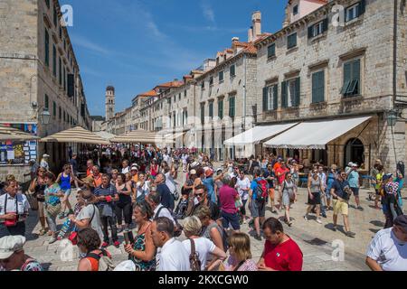 PHOTO DU FICHIER 02.06.2017., Dubrovnik, Croatie - foules de touristes dans la vieille ville de Dubrovnik en Croatie. Photo: Grgo Jelavic/PIXSELL Dubrovnik en Croatie et Palma de Majorque en Espagne reçoivent quotidiennement des milliers de passagers de navires de croisière internationaux, mais la plupart de ses citoyens luttent pour faire face à ce que la plupart de ses citoyens considèrent comme un excès de nombre de touristes, ainsi que la pollution de l'air produite par les navires de croisière. À partir de cette année, la destination de croisière la plus souhaitable non seulement en Croatie mais en Méditerranée, un maximum de deux navires de croisière transportant pas plus de 5 000 passagers au total sera autorisé Banque D'Images