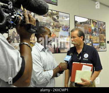 Inondations - Memphis, Tennessee. , 12 mai 2011 Agent d'information publique de la FEMA Gary Weidner est interviewé par les médias de télévision locaux. La présence de la FEMA aux séances d'information offre l'occasion de partager l'information actuelle avec le public. Marilee Caliendo/FEMA. Tennessee : tempêtes, tornades, vents en ligne droite et inondations. Photographies relatives aux programmes, aux activités et aux fonctionnaires de gestion des catastrophes et des situations d'urgence Banque D'Images