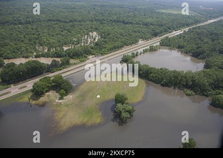 Inondations : tempête violente - Memphis, Tennessee. , Les terres et les pâturages de la ferme de 10 mai 2011 sont submergés par de puissantes eaux d'inondation du ruisseau Loosahatchie, Wolf et Noncomeh. Les efforts de rétablissement de la FEMA visent à soutenir les citoyens et les premiers intervenants dans leurs efforts de reconstruction. Tennessee : tempêtes, tornades, vents en ligne droite et inondations. Photographies relatives aux programmes, aux activités et aux fonctionnaires de gestion des catastrophes et des situations d'urgence Banque D'Images