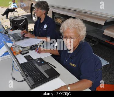 Inondations : tempête violente - Memphis, Tennessee. , Maria Guzman et Toni Moen, Assistantes requérantes de 13 mai 2011, travaillent avec les postulants au refuge Cummins. Les centres de reprise après sinistre avec support mobile de FEMA peuvent être rapidement relocalisés là où il y a un besoin. Marilee Caliendo/FEMA. Tennessee : tempêtes, tornades, vents en ligne droite et inondations. Photographies relatives aux programmes, aux activités et aux fonctionnaires de gestion des catastrophes et des situations d'urgence Banque D'Images