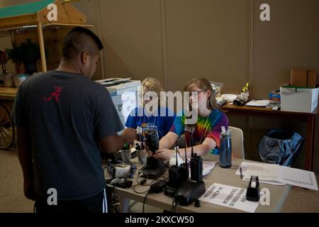 Inondations : tempête violente - Memphis, Tennessee. , Amanda Schultz et Sarah Burgess, bénévoles de 13 mai 2011, transmettent des informations aux survivants. Les organismes bénévoles constituent une grande partie de la première intervention, ainsi que de l'effort de rétablissement, soutenu par la FEMA. Tennessee : tempêtes, tornades, vents en ligne droite et inondations. Photographies relatives aux programmes, aux activités et aux fonctionnaires de gestion des catastrophes et des situations d'urgence Banque D'Images