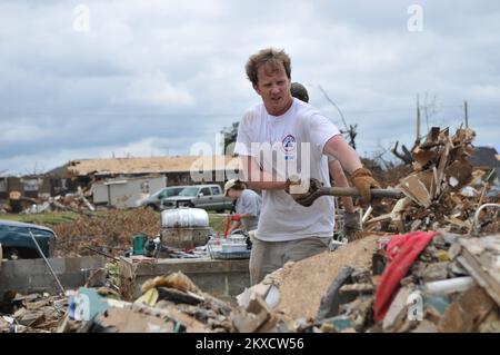 Tornado - Tuscaloosa, Alabama , Le propriétaire de la propriété 14 mai 2011 Steven Guy et quelques bénévoles nettoie ce qui reste de sa maison. Les débris doivent être séparés en bois, en électronique, en déchets de construction, en gros appareils électroménagers, en déchets dangereux et en piles de déchets ménagers pour une élimination appropriée. Photo de la FEMA/Tim Burkitt. Alabama : fortes tempêtes, tornades, vents en ligne droite et inondations. Photographies relatives aux programmes, aux activités et aux fonctionnaires de gestion des catastrophes et des situations d'urgence Banque D'Images