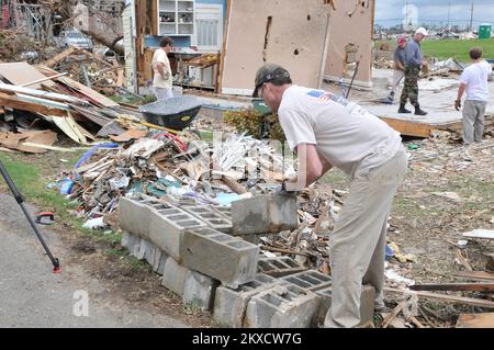 Tornado - Tuscaloosa, Alabama , 14 mai 2011 propriétaires et bénévoles nettoyer ce qui reste d'une maison. Les débris doivent être séparés en bois, électronique, déchets de construction, gros appareils, déchets dangereux, et les piles de déchets ménagers pour une mise au rebut appropriée. Photo de la FEMA/Tim Burkitt. Alabama : fortes tempêtes, tornades, vents en ligne droite et inondations. Photographies relatives aux programmes, aux activités et aux fonctionnaires de gestion des catastrophes et des situations d'urgence Banque D'Images