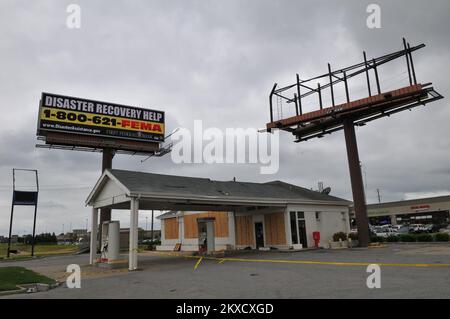 Tornado - Tuscaloosa, Alabama , La FEMA de 14 mai 2011 travaille toujours à faire enregistrer les survivants plus de 2 semaines après les tornades qui ont fait des victimes dans le sud-est. Ce panneau d'affichage obtient le numéro d'enregistrement aux habitants de Tuscaloosa et est donné par Lamar billards, un partenaire du secteur privé. Photo de la FEMA/Tim Burkitt. Alabama : fortes tempêtes, tornades, vents en ligne droite et inondations. Photographies relatives aux programmes, aux activités et aux fonctionnaires de gestion des catastrophes et des situations d'urgence Banque D'Images