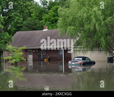 Inondations : tempête violente - Memphis, Tennessee. , 14 mai 2011 Une ligne d'eau sur cette maison indique que les eaux s'éloignent lentement. Les pertes sur les biens personnels devraient également être déclarées lors de la demande d'aide de la FEMA. Marilee Caliendo/FEMA. Tennessee : tempêtes, tornades, vents en ligne droite et inondations. Photographies relatives aux programmes, aux activités et aux fonctionnaires de gestion des catastrophes et des situations d'urgence Banque D'Images