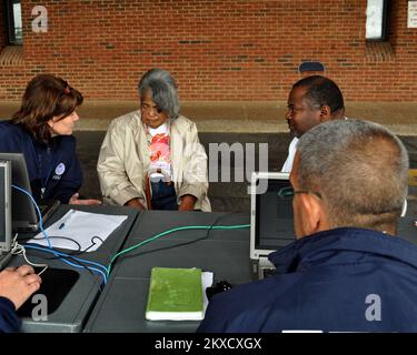 Inondations : tempête violente - Memphis, Tennessee. , Emma Hoff, adjointe au demandeur 14 mai 2011, explique à un demandeur quels documents doivent être soumis à la FEMA. Un centre de reprise après sinistre est maintenant ouvert à l'église chrétienne Mississippi Blvd. Marilee Caliendo/FEMA. Tennessee : tempêtes, tornades, vents en ligne droite et inondations. Photographies relatives aux programmes, aux activités et aux fonctionnaires de gestion des catastrophes et des situations d'urgence Banque D'Images