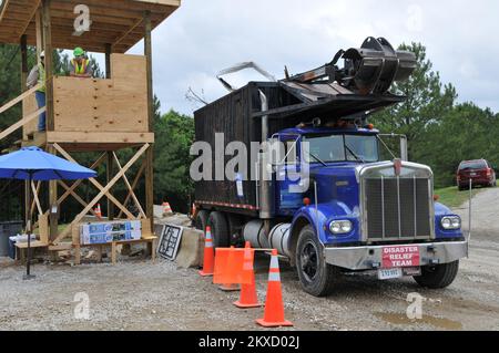 Tornado - Coker, Ala , 14 mai 2011 ce chargement de débris de Tuscaloosa par camion est contrôlé par le personnel du corps d'ingénieur de l'armée des États-Unis pour s'assurer que les débris ont été correctement triés sur place avant d'être ramassés par les camions et déversés dans une décharge approuvée. Photo de la FEMA/Tim Burkitt. Alabama : fortes tempêtes, tornades, vents en ligne droite et inondations. Photographies relatives aux programmes, aux activités et aux fonctionnaires de gestion des catastrophes et des situations d'urgence Banque D'Images