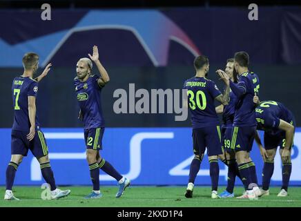 ZAGREB, CROATIE - SEPTEMBRE 18 : les joueurs de la GNK Dinamo Zagreb célèbrent lors du match C de la Ligue des champions de l'UEFA entre la GNK Dinamo et Atalanta B.C. au stade Maksimir sur 18 septembre 2019 à Zagreb, en Croatie. Photo: Slavko Midzor/PIXSELL Banque D'Images